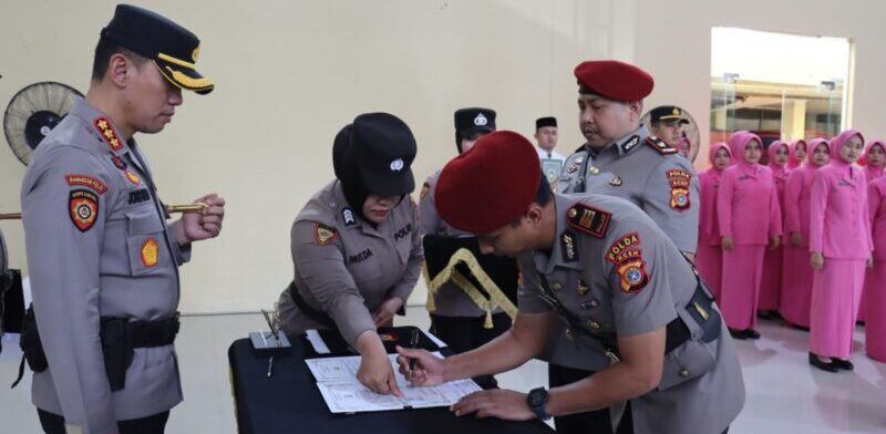 Kapolresta Banda Aceh Kombes Pol Joko Heri Purwono melantik Kasat Reskrim AKP Donna Briadi di Meuligoe Rastra Sewakottama, Selasa (5/8/2025). (Foto: For Infoaceh.net)