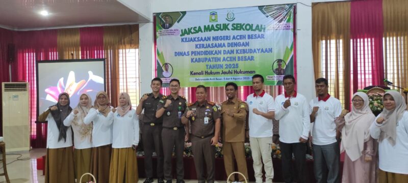 Kejari Aceh Besar bekerja sama dengan Disdikbud Aceh Besar menggelar program “Jaksa Masuk Sekolah” (JMS). (Foto: Ist)