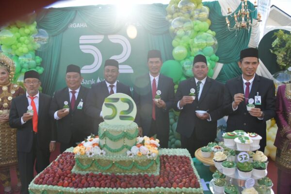 Plt Sekda Aceh, M Nasir Syamaun memimpin rangkaian peringatan HUT ke-52 Bank Aceh Syariah di Lapangan Pusdiklat UMKM Bank Aceh, Rabu pagi (6/8). (Foto: For Infoaceh.net)