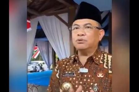 Bupati Pati Sudewo saat memberikan klarifikasi soal video viral pernyataannya yang dinilai menantang warga terkait penolakan kenaikan PBB-P2, Kamis (7/8/2025). (Foto: tangkapan layar akun X @jateng_twit)