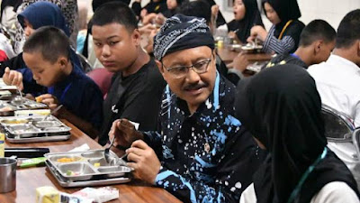 Mungkin Belum Terbiasa Makan Enak!